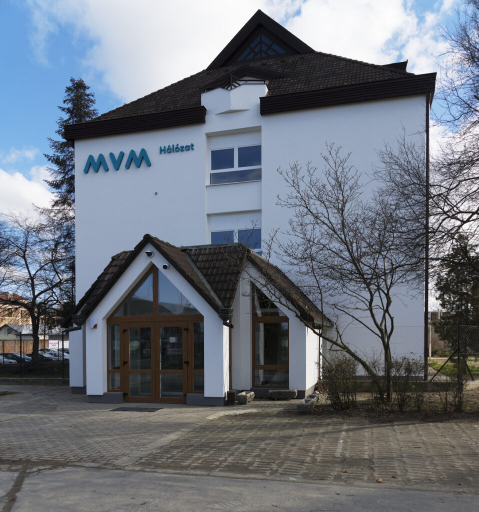 Szeged, MVM irodaház felújítása, az új főbejárat- FERROÉP ZRt.