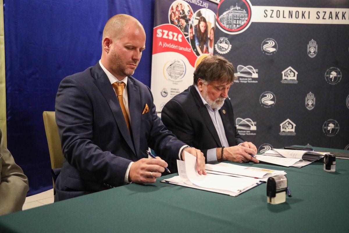 Szolnoki Szakképzési Centrum szerződés aláírása - FERROÉP ZRt.