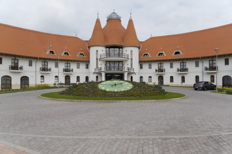 Hungarikum Hotel főbejárat - FERROÉP ZRt.