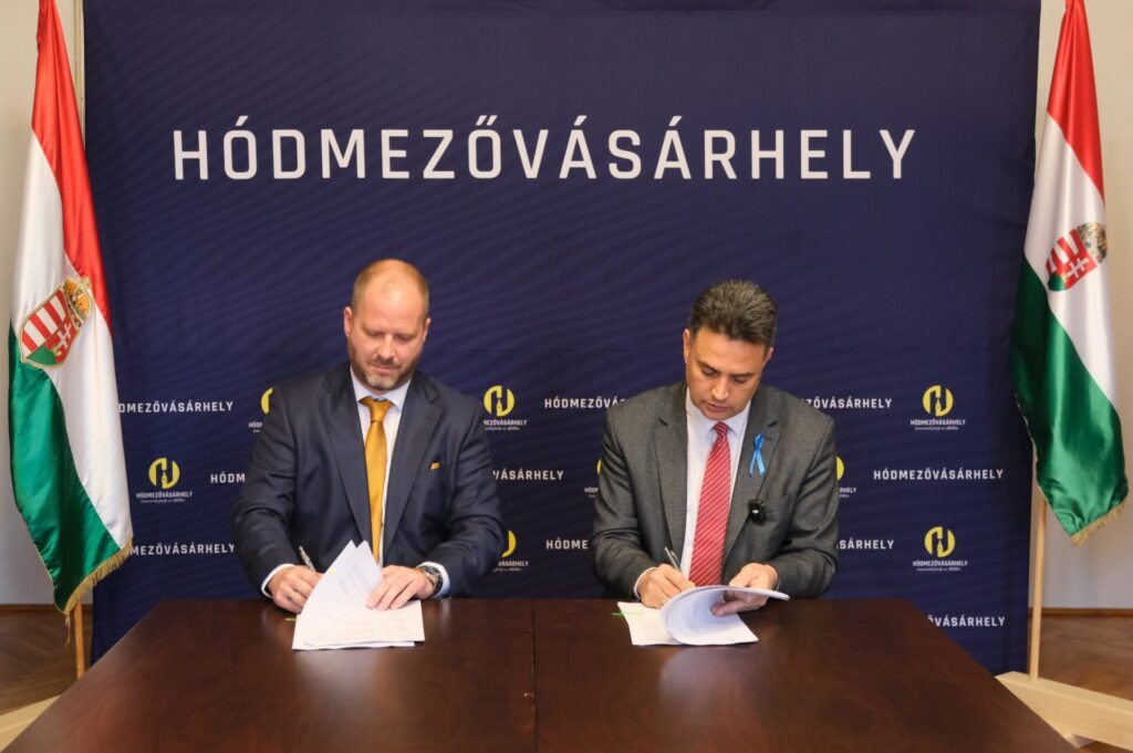 Hódmezővásárhely Városháza nyugati homlokzatának felújítás szerződés aláírása